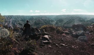 站在悬崖附近的人