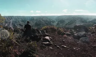 站在悬崖附近的人