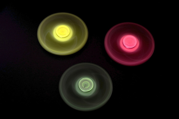 三、黄色、红色、绿色、旋转、坐立不安、黑色、背景