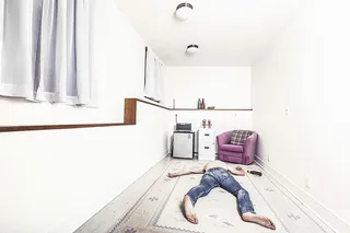 睡在白地毯上的男人