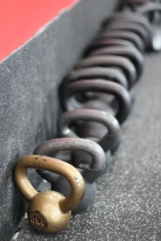 哑铃，黑色，金色，4公斤，重量，公斤，特写，金属