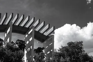 花园露台的灰度照片