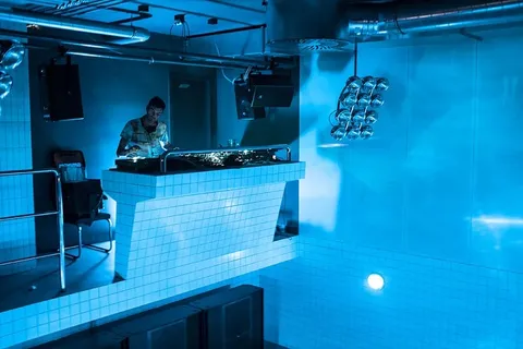 捷克*布拉格游泳俱乐部单人室内电脑科技照明