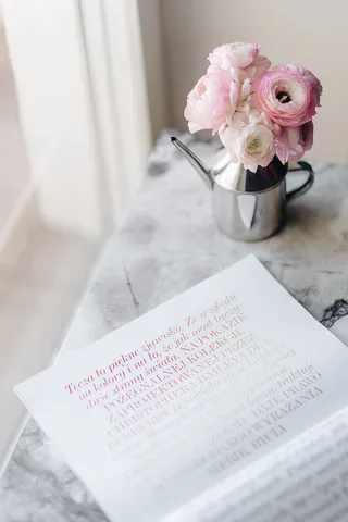 2018年《Vogue波兰2》与可爱的毛茛花