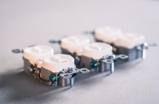 三个白色墙壁插座