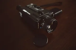 棕色木质表面上的黑色摄像机