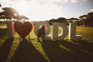 坐在书桌上的人