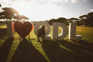 坐在书桌上的人