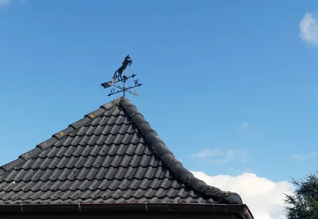 风向标,风向,家,屋顶,砖,风向指示器,天空,建筑 风向标,风向,家,屋顶,砖,风向指示器,天空,建筑