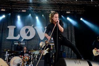 在舞台上唱歌时手持麦克风的人