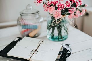 组织者、手机和可爱的粉色花朵