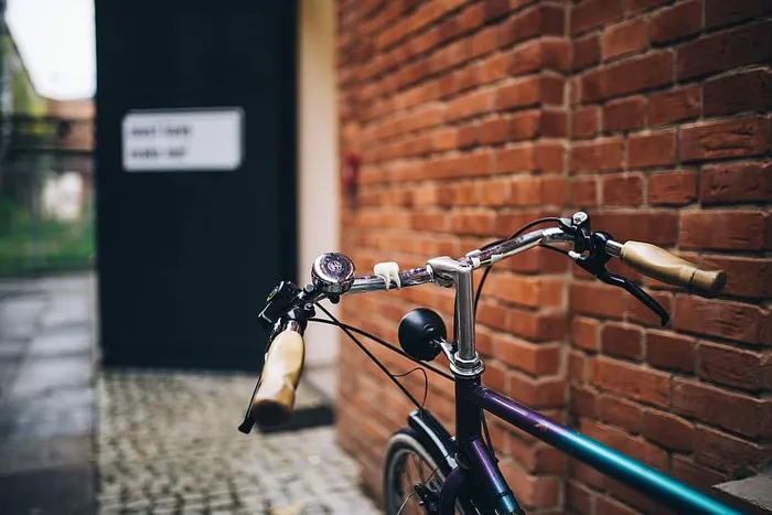 在废弃工厂的走廊入口处