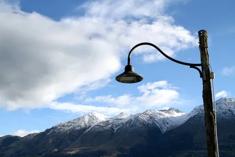 新西兰，格伦诺奇，背景，阿尔卑斯山，白雪覆盖的阿尔卑斯山，灯柱，云，灯柱