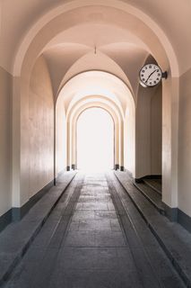 灰色水泥地面，建筑，拱门，建筑结构，前进的道路，方向，建筑，室内