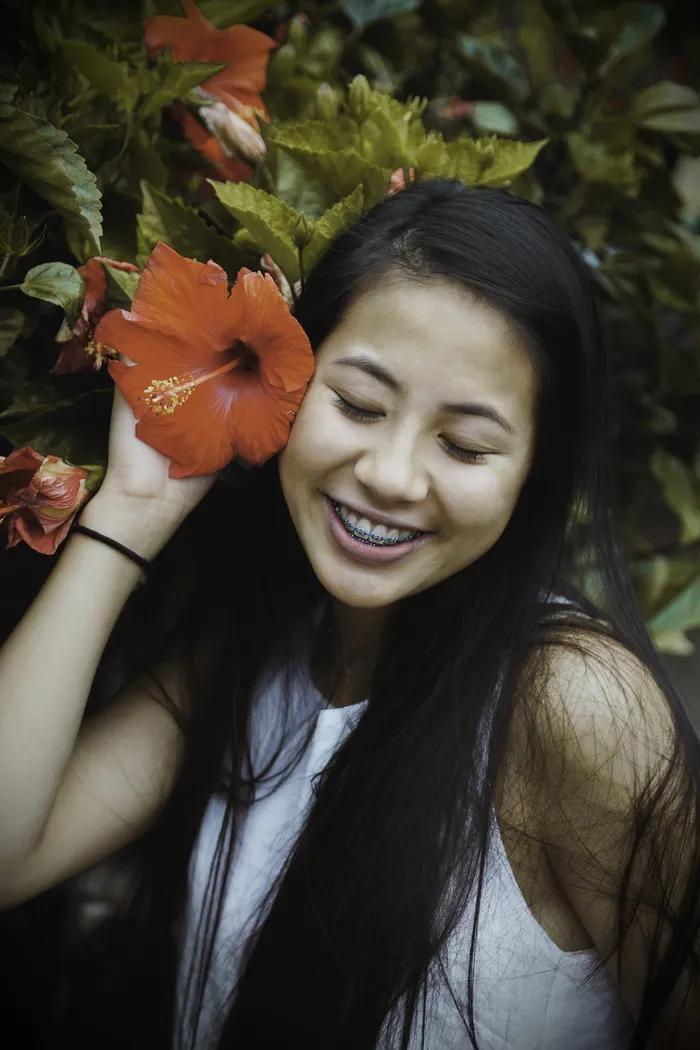 微笑的女人捧着红芙蓉