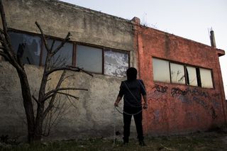 墨西哥，萨提洛，锁链，孤独，希望，建筑，站立，一个人