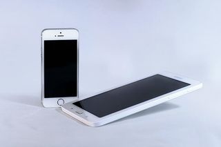 银色Iphone 5s和白色三星安卓智能手机