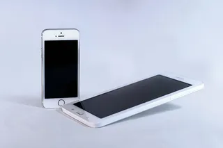 银色Iphone 5s和白色三星安卓智能手机