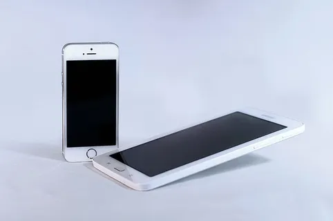 银色Iphone 5s和白色三星安卓智能手机 银色Iphone 5s和白色三星安卓智能手机
