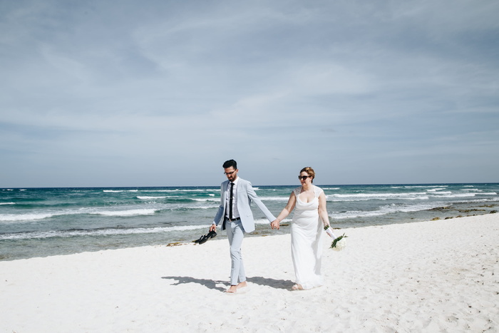 一男一女走在海边