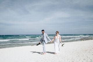 一男一女走在海边