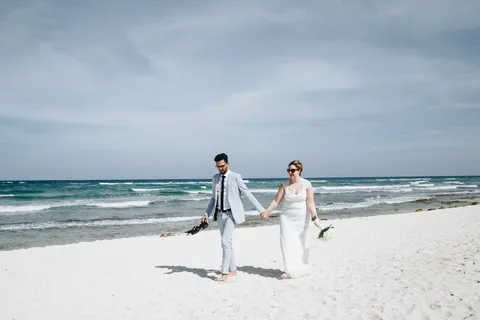 一男一女走在海边 一男一女走在海边