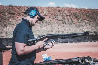 男子用猎枪射击