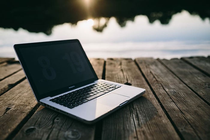在湖边开发Macbook的人