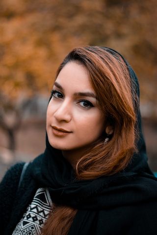 黑色连帽衫女子浅焦照片