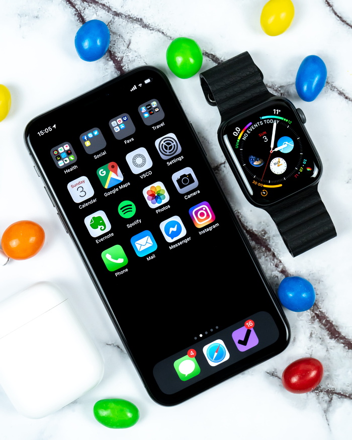 iPhone旁边的Apple watch
