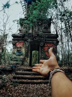 显示具体设施的人员