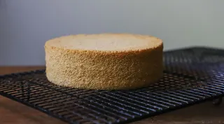 黑色金属托盘上的烘焙糕点