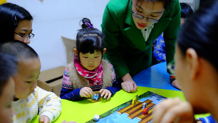 教孩子的女人, 人类, 人, 配件, 附件, 眼镜, 手指, 幼儿园