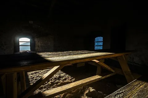 砖块,深色,野餐桌,沙子,阴影,阳光,长凳,窗户 砖块,深色,野餐桌,沙子,阴影,阳光,长凳,窗户