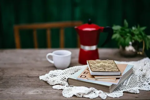 一堆组织者和红色意大利咖啡壶