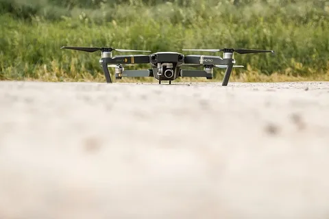 现代无人机在地面上准备起飞