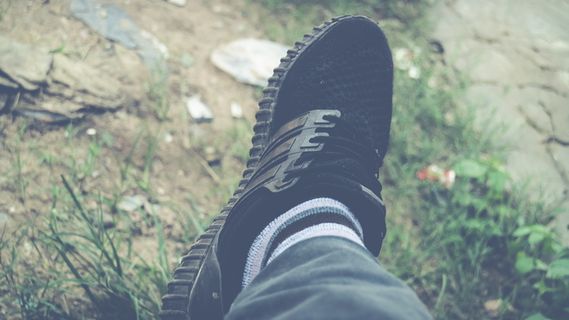 低截面，人腿，菜鸟图库，鞋，身体部位，一个人，个人视角，真实人物