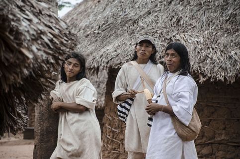 三个人站在小屋附近