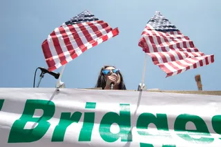 *，反抗，女权主义，女性，权力，一个人，真人，旗帜