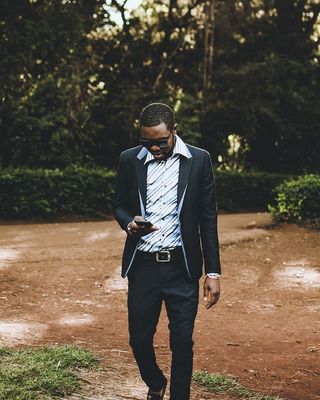 男子手持智能手机的照片