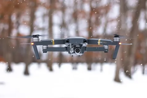 gray DJI Mavic Pro在白天漂浮时的选择性聚焦摄影