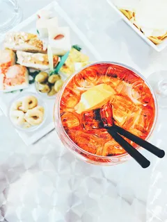 桌上食物旁边装满液体的透明玻璃杯照片 桌上食物旁边装满液体的透明玻璃杯照片