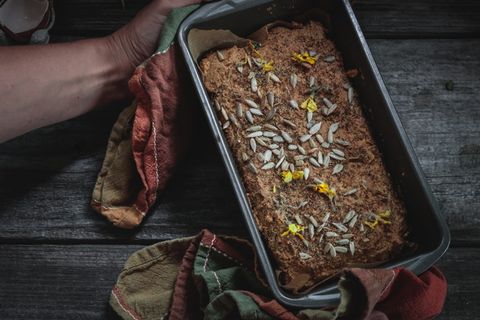 馅饼、植物、人、人、食物、农产品、花、面包的锅