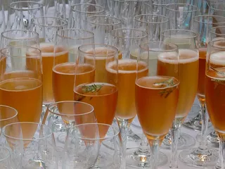 透明酒杯，香槟酒杯，酒杯，酒吧，饮料，节日，庆典，香槟酒吧