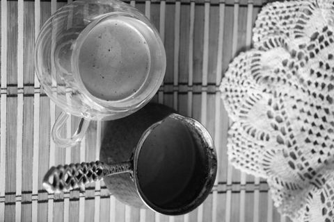 杯子，咖啡杯，陶器，碗，饮料，牛奶，饮料，茶托