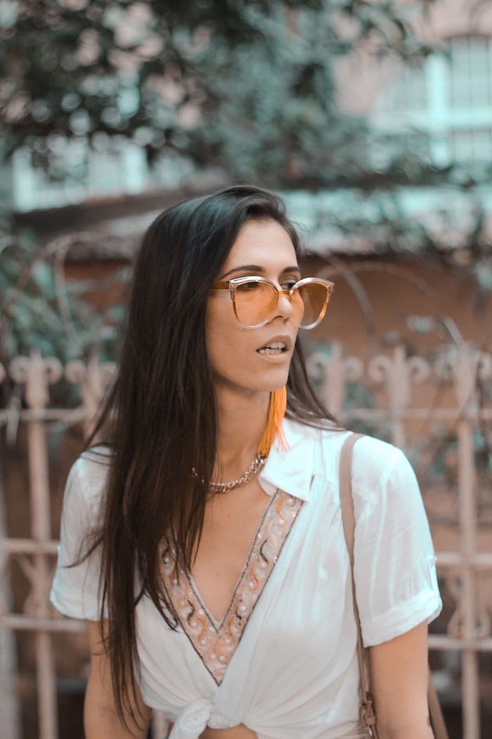 穿白色上衣的女人