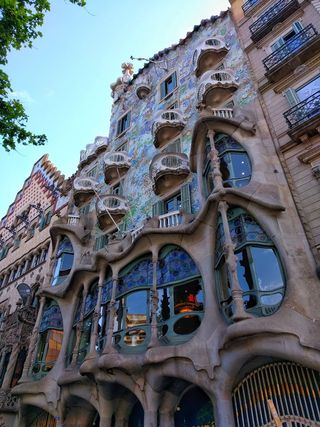 低角度照片，棕色，多色，多层建筑，白天，casa batlló，巴塞罗那，旅行