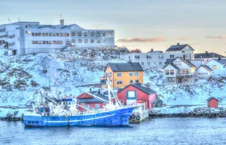 红房子旁边的蓝船公园