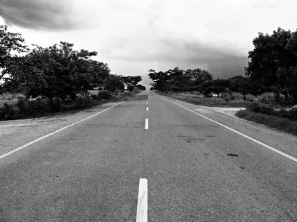 白天混凝土道路的灰度摄影 白天混凝土道路的灰度摄影