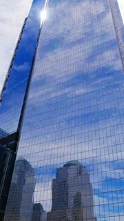 纽约下曼哈顿世贸中心建筑的倒影。 纽约下曼哈顿世贸中心建筑的倒影。